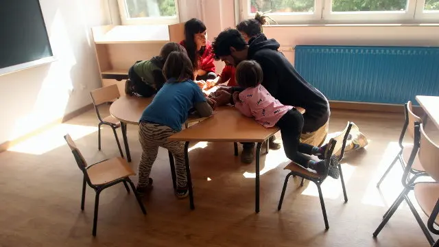 Alumnos en el primer día de clase en el reinaugurado colegio unitario de Negueira de Muñiz. AEP