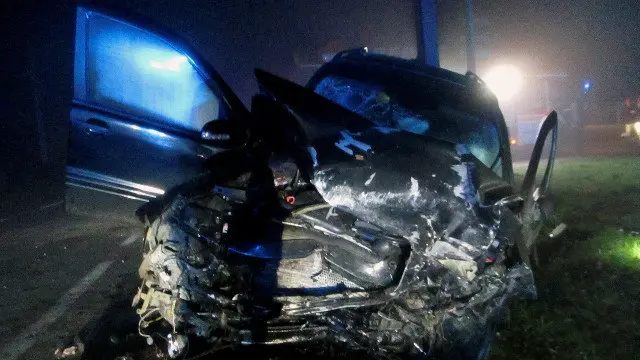 Uno de los coches implicados en el accidente de Cerceda. BOMBEROS DE ORDES