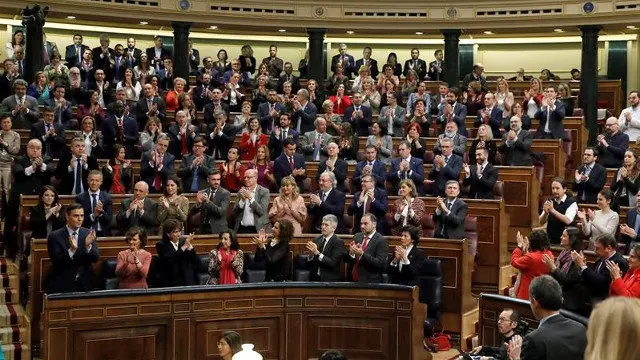 Pedro Sánchez (i) recibe el aplauso de sus compañeros de partido y de los de Unidas Podemos. EFE