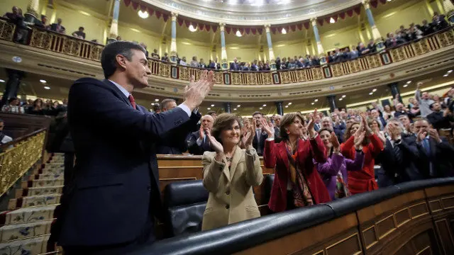 Pedro Sánchez y los diputados socialistas, celebrando el resultado de la votación. EFE