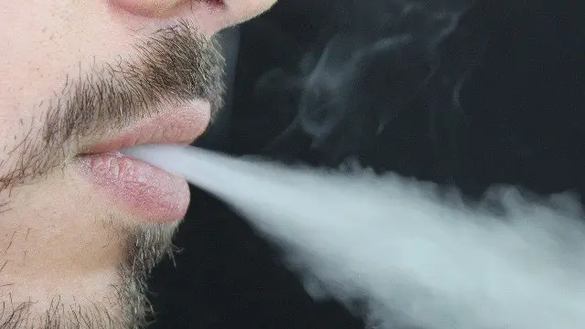 Un hombre vapeando. PIXABAY