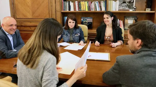 Representantes del PSOE y de Unidas Podemos en su reunión de este miércoles. EFE