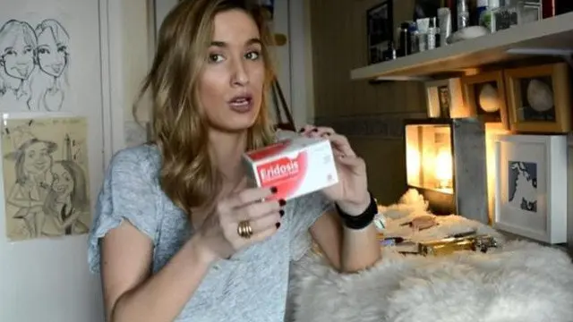 A &#39;influencer&#39; María Pombo recomendando un medicamento. YOUTUBE