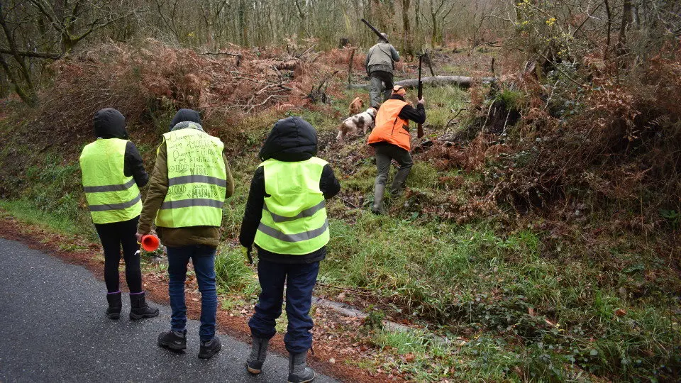 Animalistas (a la izquierda de la imagen) boicotean un campeonato de caza de zorro en Dozón. ADP