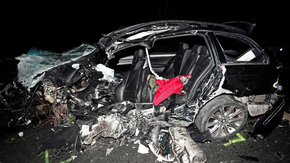 Estado en el que ha quedado uno de los veh&iacute;culos implicados en el accidente. JES&Uacute;S DIGES (EFE)