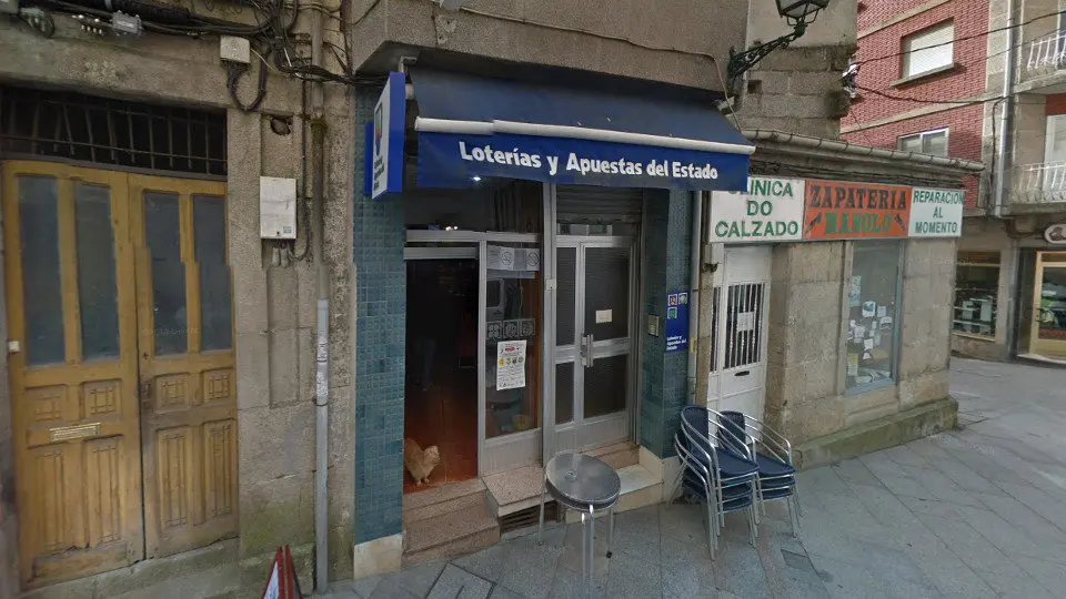 Exterior del Bar Paco, en O Carballiño. GSV