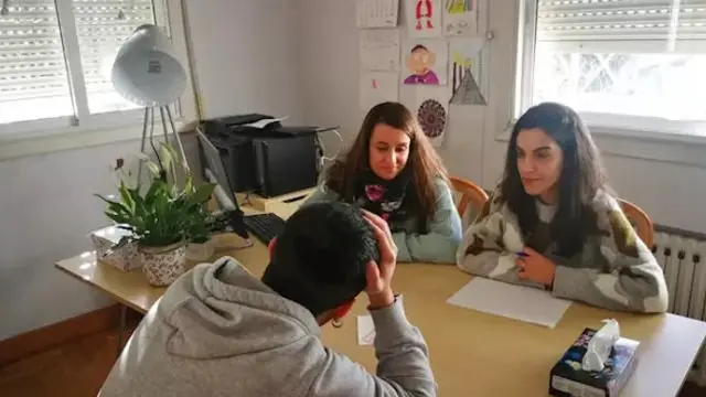 Aroa Rodríguez y Raquel Gallego, de la Fundación Amigó de Vigo, en terapia con un joven. FUNDACIÓN AMIGÓ
