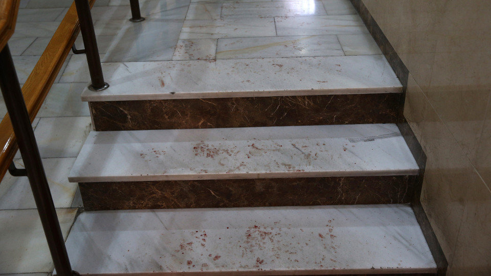 Vista de las escaleras del interior del edificio en el número 12 de la calle Caranavajos, donde ocurrieron los hechos. RODRIGO JIMÉNEZ (EFE)