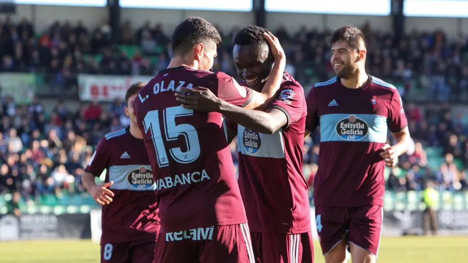 Pione Sisto, estrella del Celta ante el Mérida, celebra su gol junto a sus compañeros. JERO MORALES (EFE)