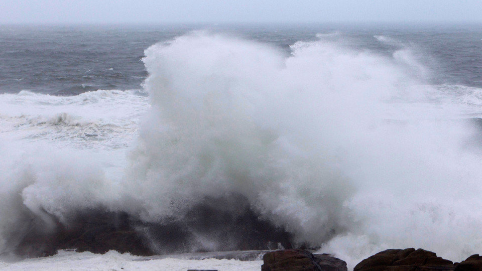 El mar bate contra las olas en la costa de Baiona. EFE