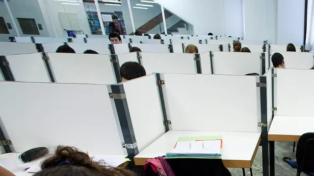 Alumnas de la facultad de medicina se aplican para los examanes.