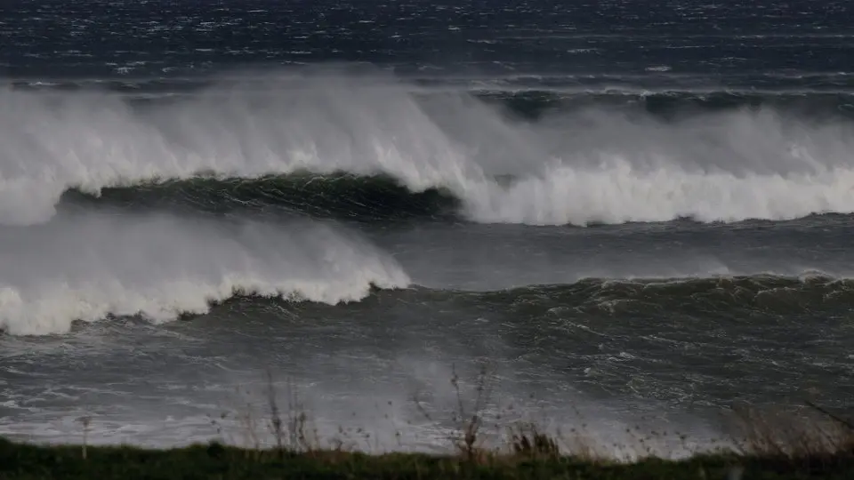 Fuerte oleaje en la zona de A Pampillosa en Foz. JOSÉ Mª ÁLVEZ