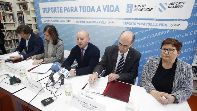 Os conselleiros de Educaci&oacute;n e Sanidade, Carmen Pomar e Jes&uacute;s V&aacute;zquez Almui&ntilde;a, e o secretario xeral para o Deporte, Jos&eacute; Ram&oacute;n Lete Lasa. XUNTA