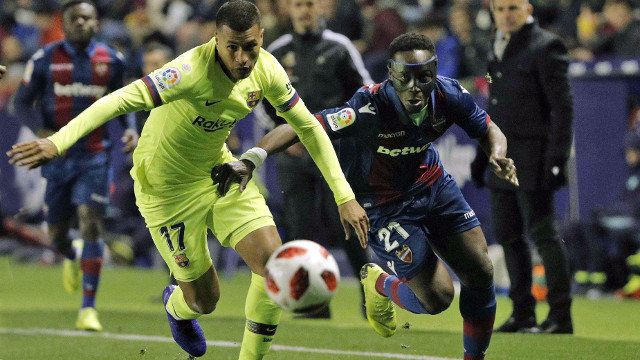 Murillo, ante Boateng en un Levante-Barcelona de Copa. AEP
