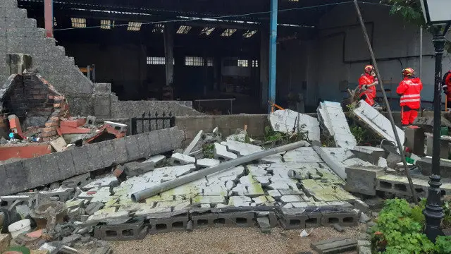 El muro que se vino abajo en Vilagarcía. FERNANDO SALGADO+