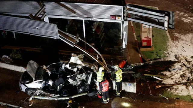 El vehículo golpeado por el autobús en Estella. EFE