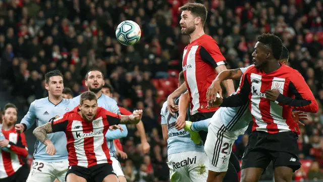 Yeray Álvarez (2d) realiza un remate ante varios jugadores del Celta. MIGUEL TOÑA (Efe)