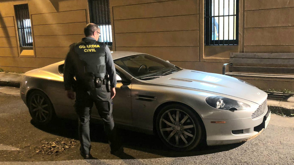 El Aston Martin en el que el arrestado protagonizó la persecución. GUARDIA CIVIL PONTEVEDRAe
