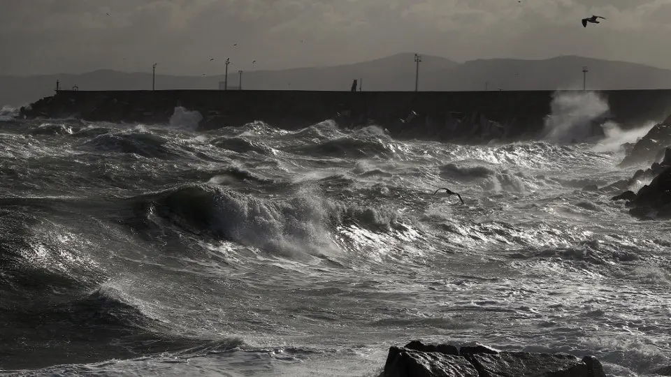 Oleaje en Burela. JOSÉ Mª ÁLVEZ