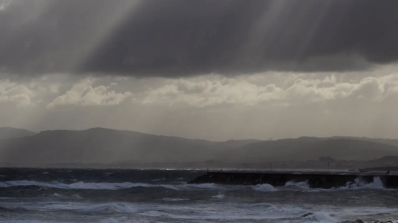 Rayos de sol se cuelan entre las nubes en Burela. JOSÉ Mª ÁLVEZ
