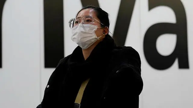 Una pasajera china en Londres. EFE