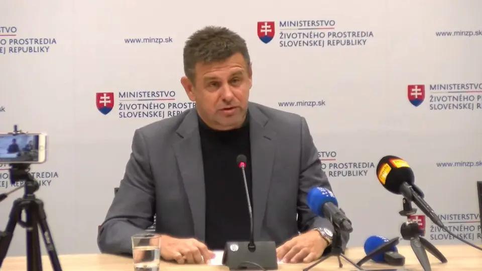 László Sólymos, en la rueda de prensa en la que anunció su dimisión. YOUTUBE