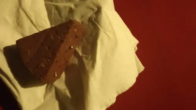 Un cebo con alfinetes atopado en Ourense. TWITTER