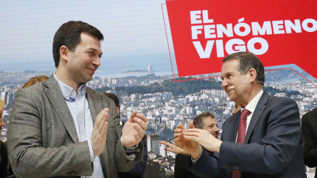 O alcalde de Vigo, Abel Caballero, e o secretario xeral do PSdG, Gonzalo Caballero, en Fitur. LAVANDEIRA JR (EFE)