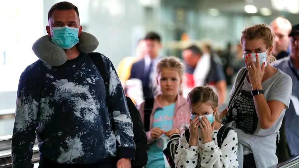 Unha familia de turistas protéxese con máscaras en Tailandia. RUNGROJ YONGRIT (EFE)