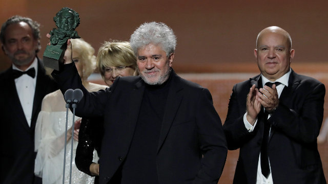 Almodóvar levanta el Goya a la mejor película por 'Dolor y gloria'.CHEMA MOYA (Efe)