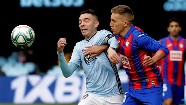 Iago Aspas lucha por un balón ante Denis Suárez.SEBAS SENANDE (Efe)