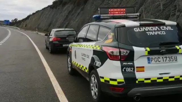O coche do infractor, tras ser detido polos axentes. GARDA CIVIL