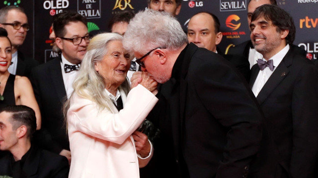 Almodóvar bica a man de Benedicta Sánchez. EFE
