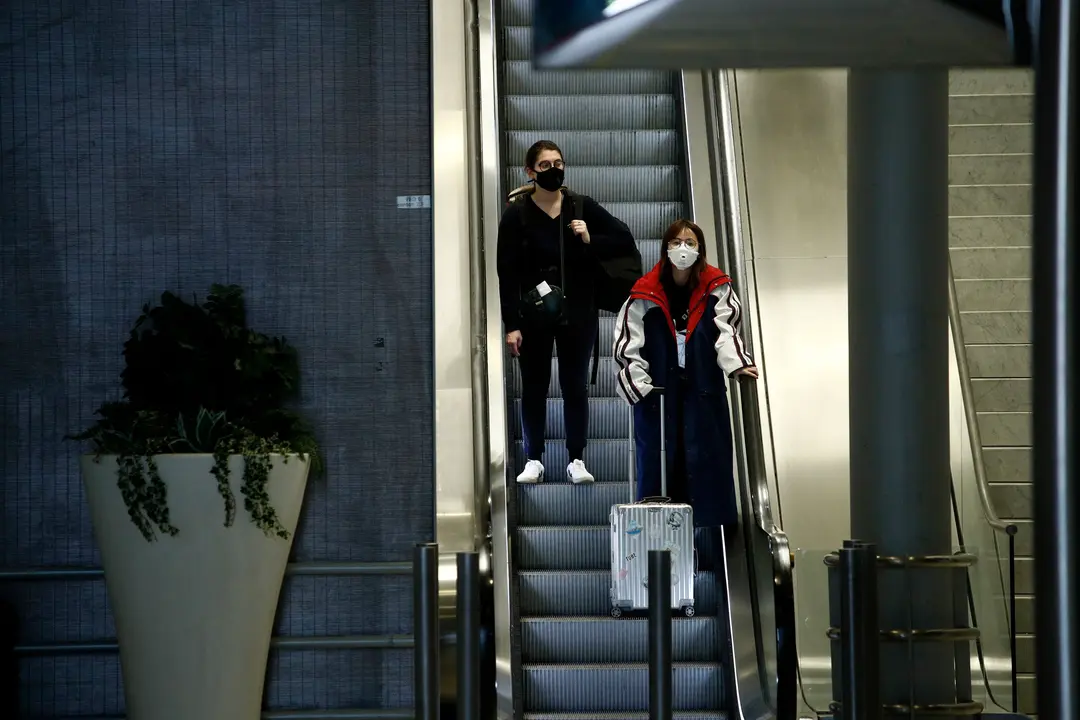 Dúas persoas, con máscaras.YOAN VALAT (Efe)