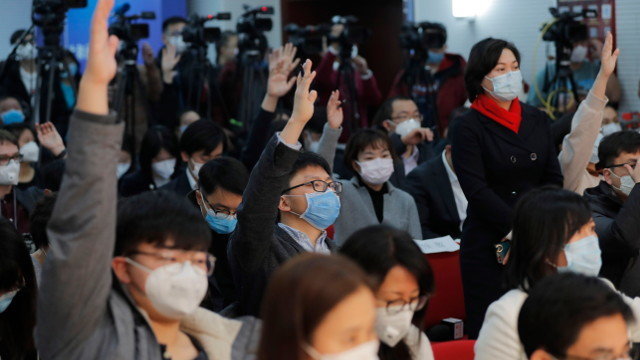 Periodistas con mascarillas en una rueda de prensa de la Comisión Nacional de sanidad en China. EFE
