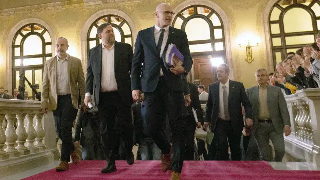 Llegada al Parlament este martes de varios de los presos por el 1-O. EFE