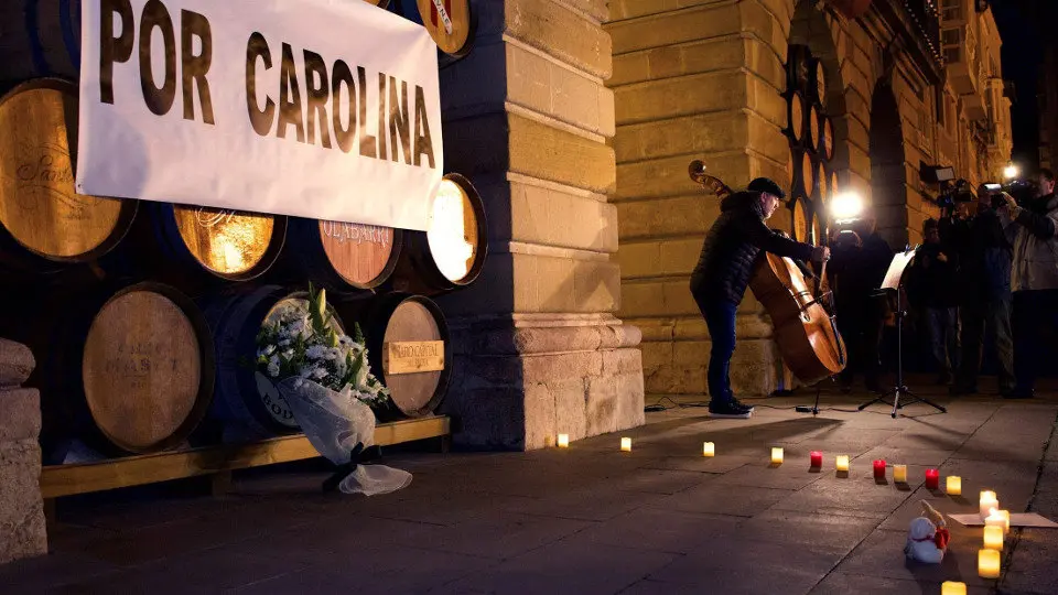 Concentración por Carolina, en recuerdo de la niña de 5 años que fue hallada muerta el lunes en la habitación de un hotel de Logroño. EFE