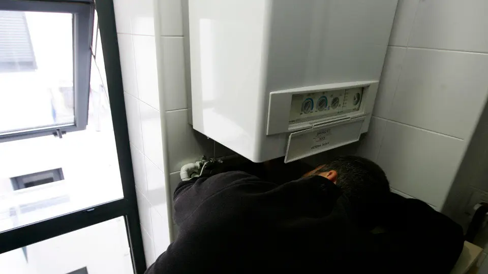 La reparación o sustitución de calderas y de otros sistemas de calefacción y agua caliente representó un 25% del total de ayudas. ARCHIVO