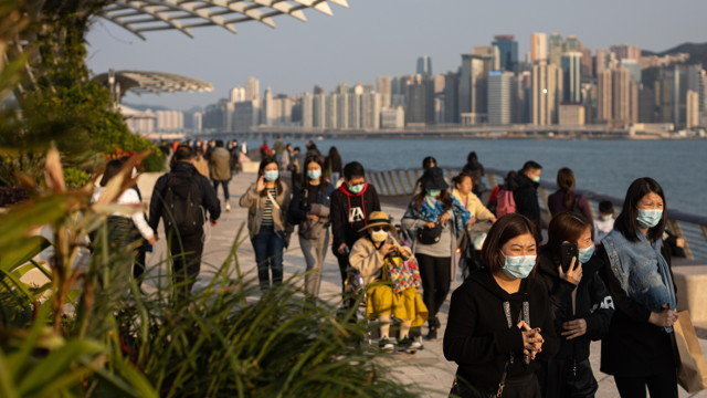 Cidadáns con máscaras en Hong Kong. EFE