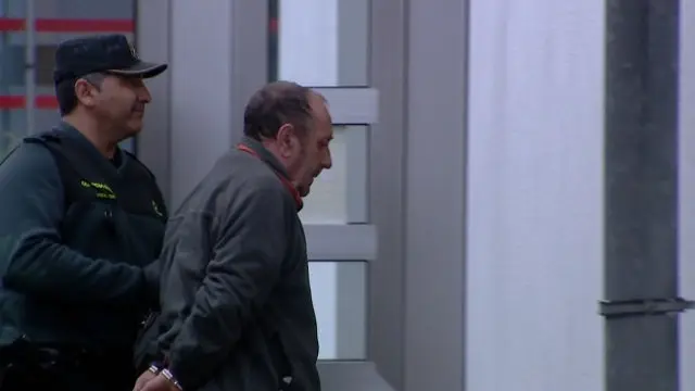 Antonio G.F., acompañado por un agente de la Guardia Civil. TVG