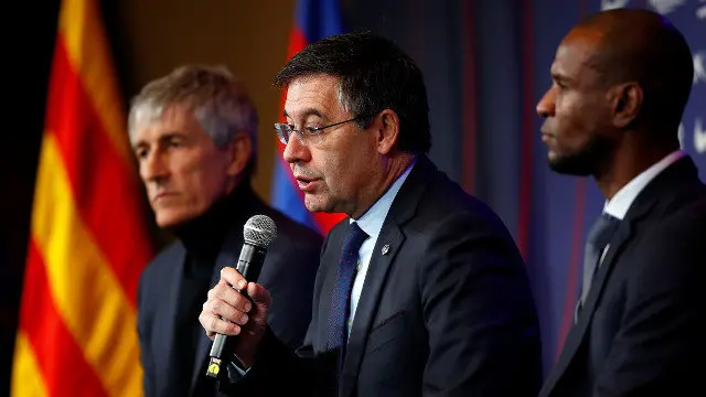 Quique Setién, Josep María Bartomeu y Eric Abidal en la presentación del entrenador cántabro. ALEJANDRO GARCÍA (EFE)