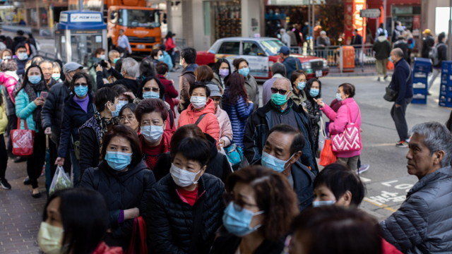 Ciudadanos con mascarilla en Hong Kong. EFE
