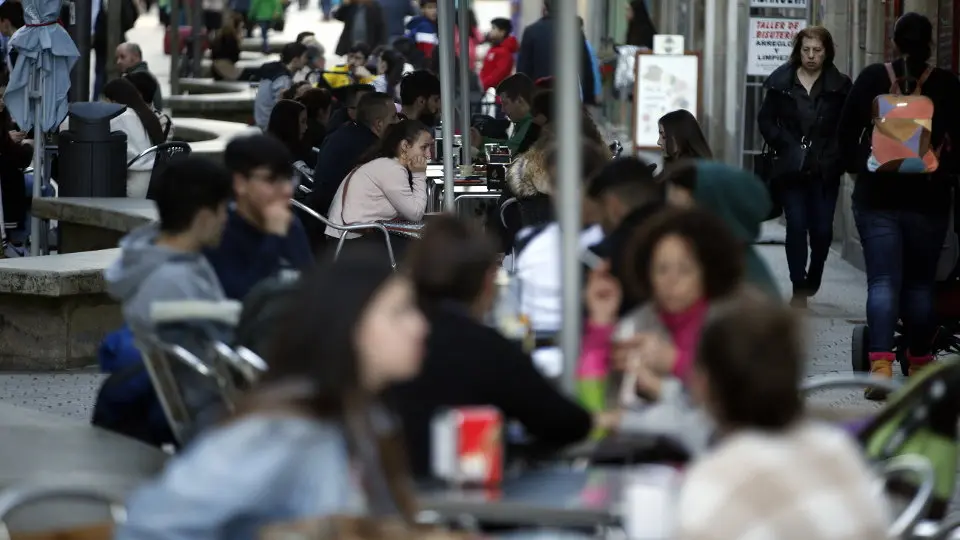 Las terrazas de Lugo se llenaron en una jornada soleada. SEBAS SENANDE