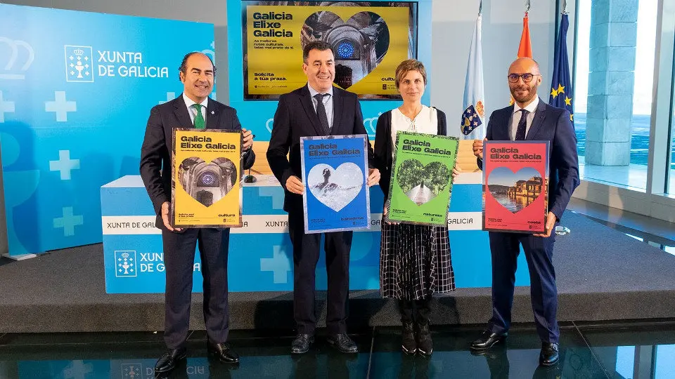 Rodr&iacute;guez e Castro, flanqueados por Ces&aacute;reo  Pardal (Agrupaci&oacute;n industrial de Turismo) e Jos&eacute; Fern&aacute;ndez, xestor do plan.  EP