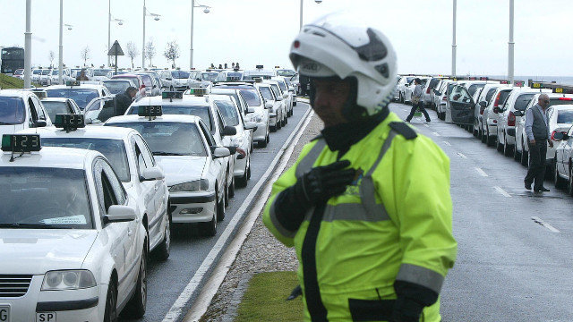 Concentración de taxis en A Coruña para exigir seguridad. AEP