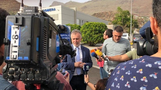 El presidente de Canarias atiende a los medios a las puertas del hospital Nuestra Señora de Guadalupe de La Gomera. EFE