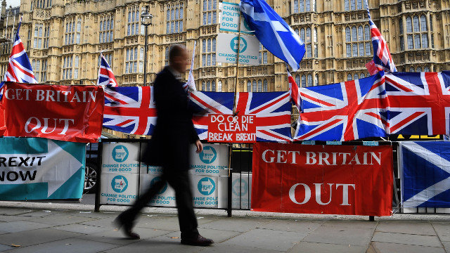 Pancartas pro brexit frente al Parlamento británico.Efe