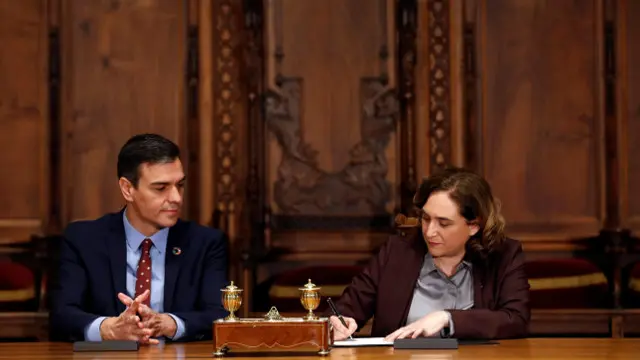 Sánchez y Colau firman el convenio. TONI ALBIR