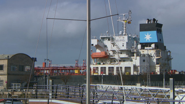 El buque atracado en el puerto de Vigo. TVG