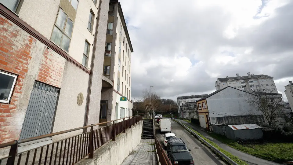 Exterior del edificio de As Gándaras en el que se ha encontrado el cuerpo de la mujer EP